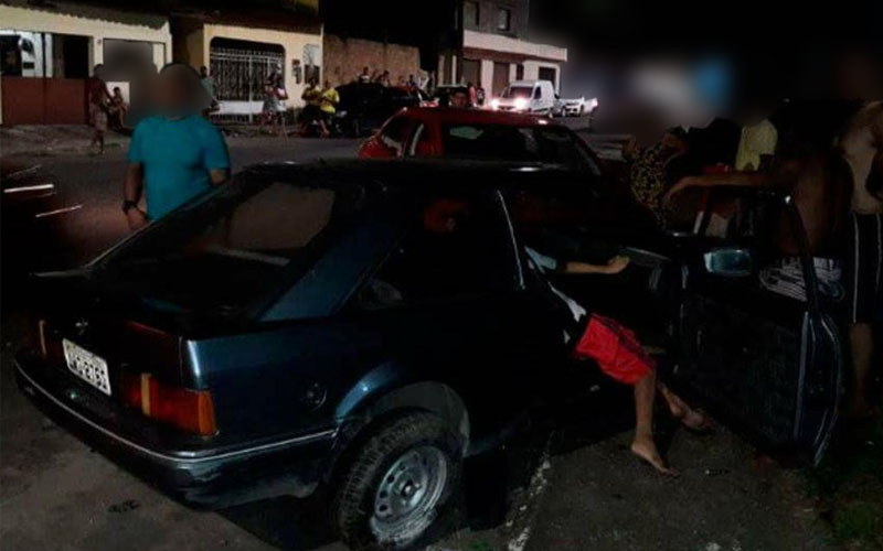 Mulher fica presa nas ferragens durante acidente de carro em conjunto de Manaus