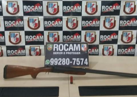 Novinho é preso ao ser flagrado passeando com espingarda em beco de Manaus