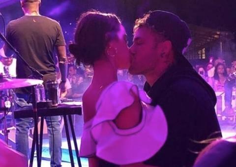 Bruna Marquezine manda retirar mulheres solteiras de área vip onde estava com Neymar