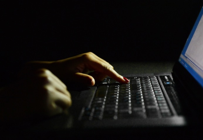 Após marcar encontro pela internet, jovem é mantida refém e estuprada em casa