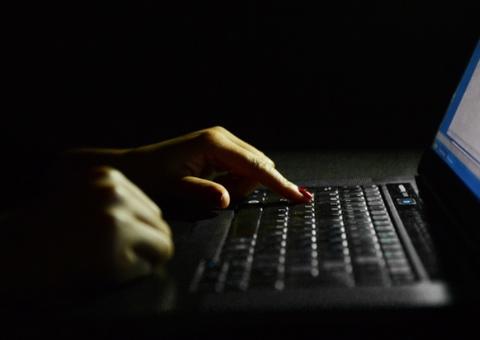 Após marcar encontro pela internet, jovem é mantida refém e estuprada em casa