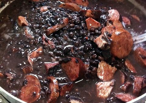 Voluntários do Abrigo O coração do Pai realizam feijoada beneficente neste​ domingo