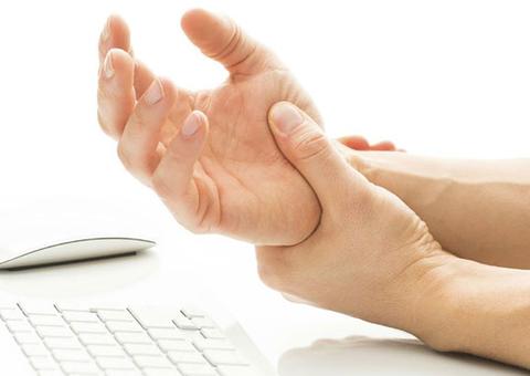 Homem é preso após decepar mão do filho viciado em pornografia