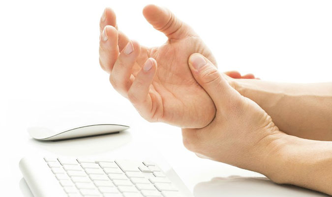 Homem é preso após decepar mão do filho viciado em pornografia