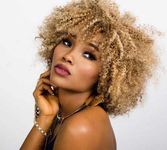 Oficina de automaquiagem ensina técnicas para várias ocasiões