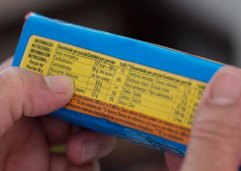 Alimentos com muito açúcar terão alerta para consumidor, diz ministro