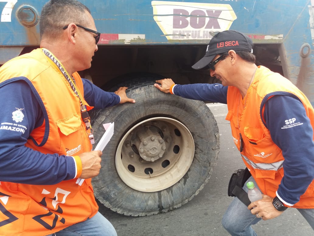 Detran multa mais de 60 motoristas durante fiscalização em Manaus 