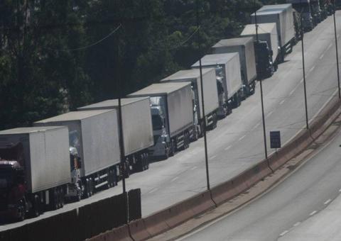 Greve dos caminhoneiros já afeta setor de transportes, alimentação e fábricas