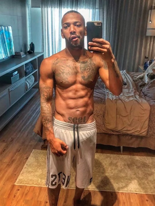   Nego do Borel apaga foto sem cueca após 'volume indiscreto' chamar atenção