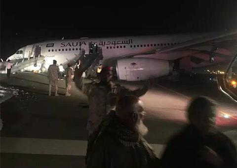 Pouso forçado de avião deixa 53 feridos e uma em estado grave