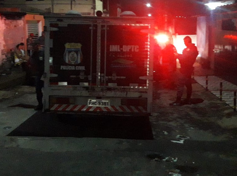 Homem é assassinado à queima roupa em rua de Manaus
