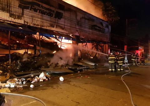Incêndio de grande proporção destrói loja 