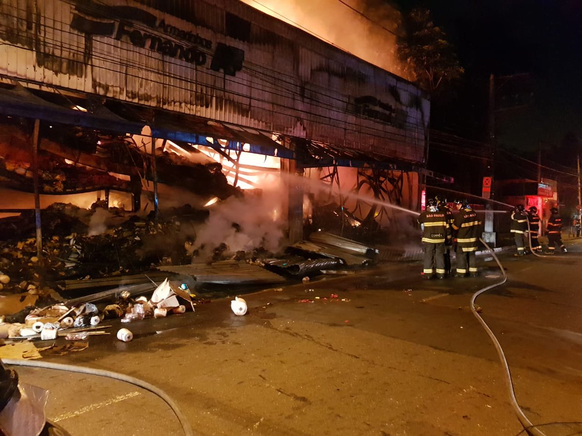 Incêndio de grande proporção destrói loja 