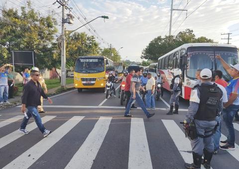 Trabalhadores do transporte especial paralisam trânsito durante manifestação em Manaus