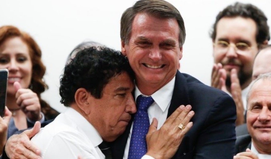 Bolsonaro baixa a guarda e decide negociar para ter Magno Malta como vice