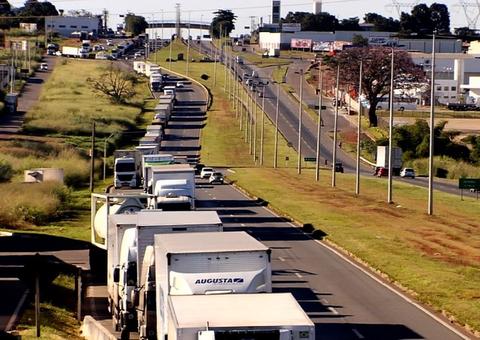 Caminhoneiros protestam em 17 estados contra preço do diesel