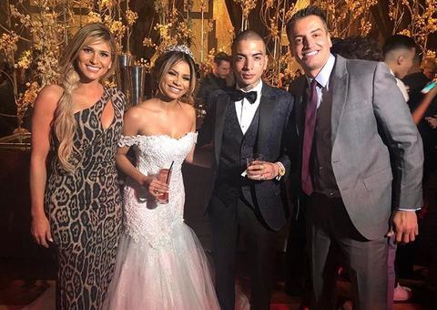 Lívia Andrade quase tem bolsa furtada durante tumulto no casamento de Lexa e Guimê