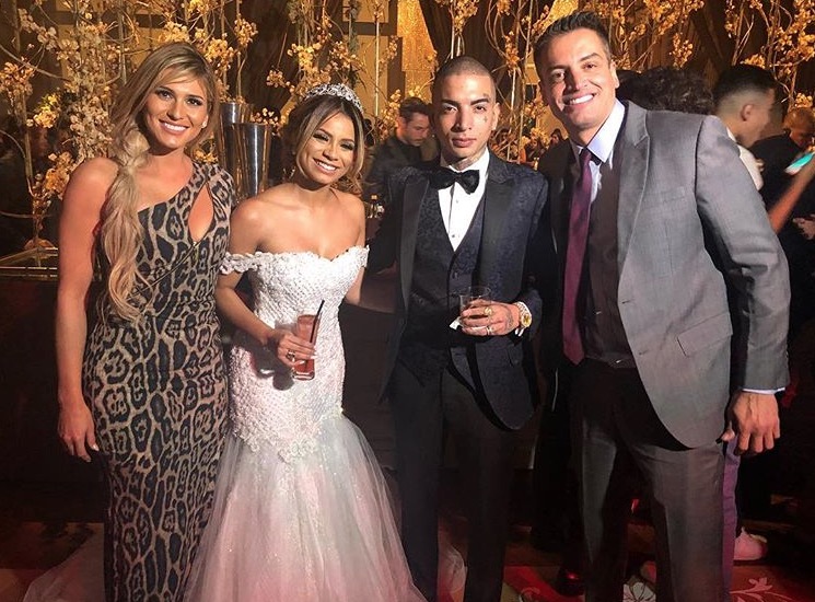 Lívia Andrade quase tem bolsa furtada durante tumulto no casamento de Lexa e Guimê