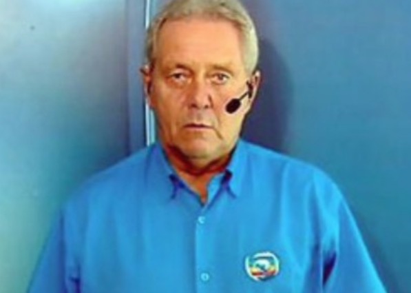 Ex-comentarista da Globo implanta microchip no cérebro para combater doença