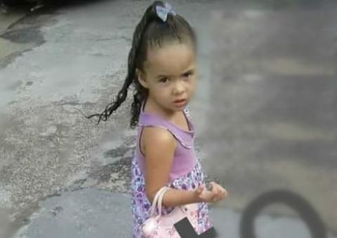 Chão cede e criança morre ao cair em fossa de escola 