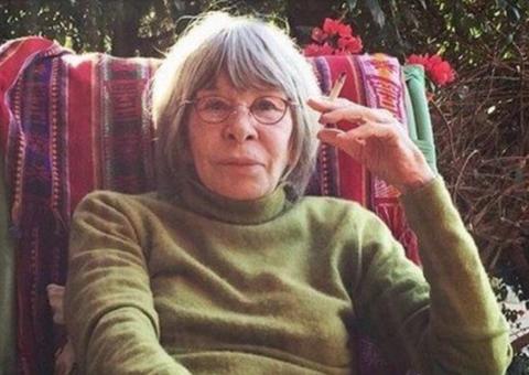 Reclusa, Rita Lee surge em foto rara no quintal de casa