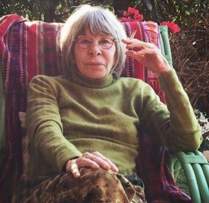 Reclusa, Rita Lee surge em foto rara no quintal de casa