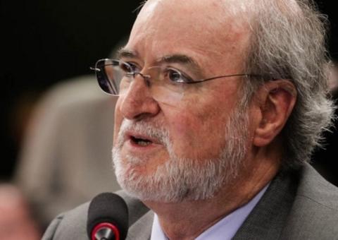 Azeredo se entrega à Polícia e vai cumprir pena em quartel da PM