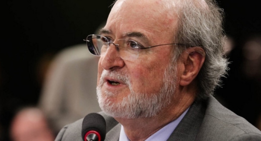 Azeredo se entrega à Polícia e vai cumprir pena em quartel da PM