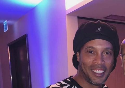 Ronaldinho Gaúcho vai se casar com as duas namoradas em agosto