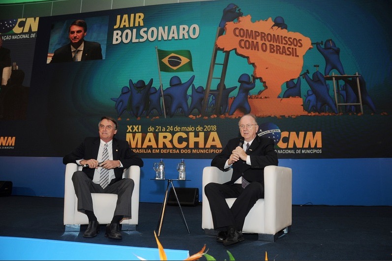 Jair Bolsonaro é vaiado duas vezes em sabatina de municípios