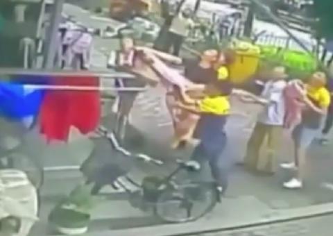 Vídeo mostra desespero para salvar menino que caiu do sexto andar