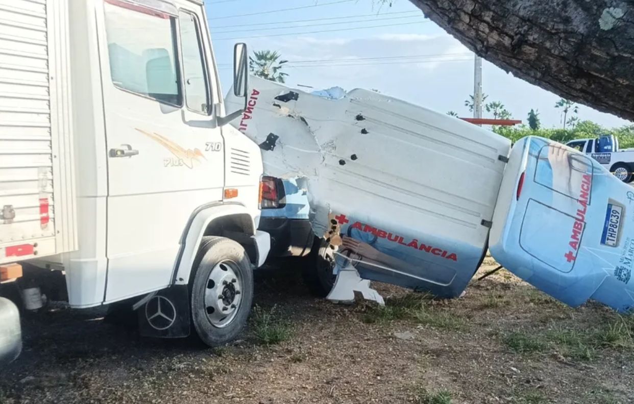 Quatro morrem em acidente entre ambulância e caminhão em rodovia no Ceará 