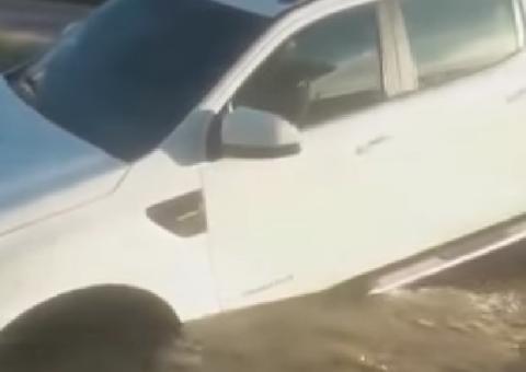 Cratera se abre após cano romper e Hilux é ‘engolida’ em Manaus