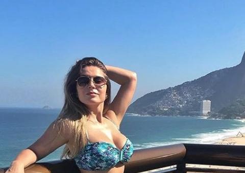 Três meses após dar à luz, ex-BBB Renatinha posa de biquíni: 'meta é perder 8kg'