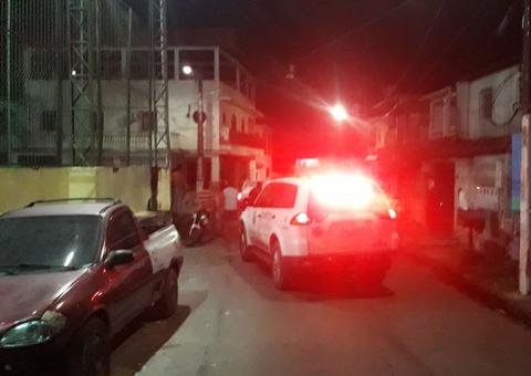 Homem é assassinado com tiros no rosto em quadra de futebol em Manaus