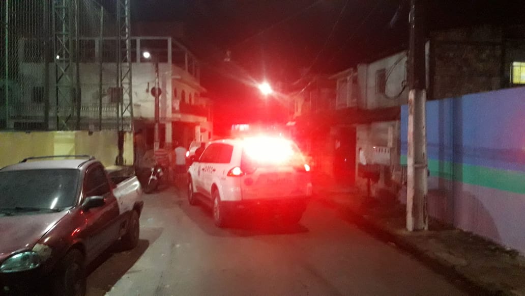 Homem é assassinado com tiros no rosto em quadra de futebol em Manaus