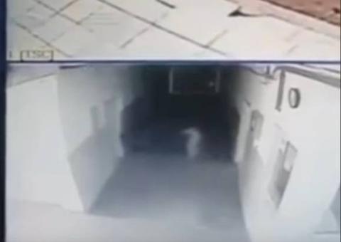 Fantasma em corredor de delegacia é flagrado pela câmera de segurança 