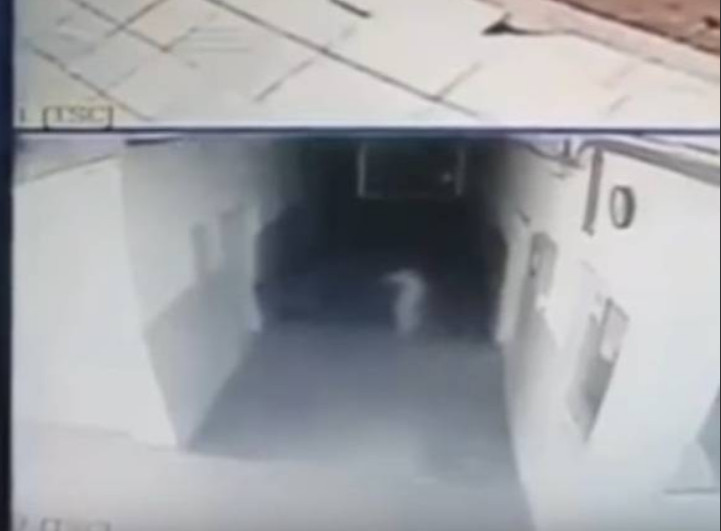 Fantasma em corredor de delegacia é flagrado pela câmera de segurança 