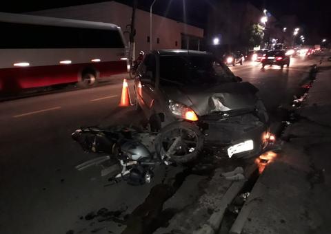 Acidente entre carro e motocicleta deixa duas pessoas feridas em avenida de Manaus