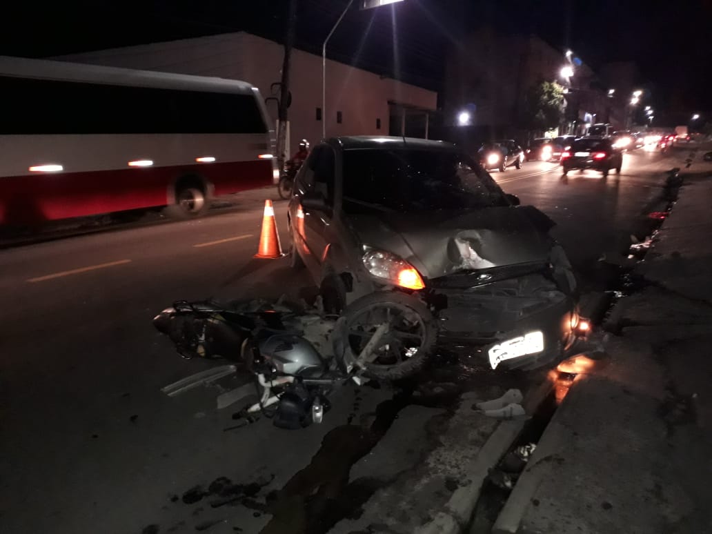 Acidente entre carro e motocicleta deixa duas pessoas feridas em avenida de Manaus