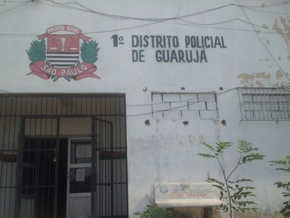  Professor leva cadeirada na cabeça de aluno em sala de aula