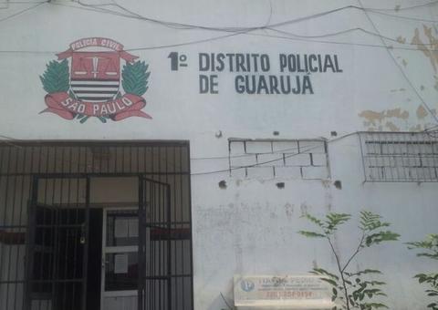  Professor leva cadeirada na cabeça de aluno em sala de aula