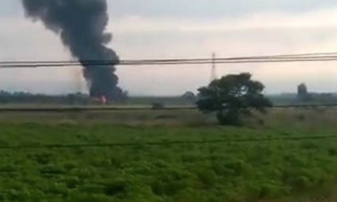 Avião da FAB sofre pane e cai perto de rodovia no Rio de Janeiro