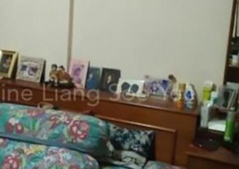 Jovem fotografa casa para anunciar venda, mas detalhe constrangedor aparece no quarto