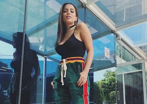 Anitta deixa bumbum à mostra de fio dental em roupa transparente em evento