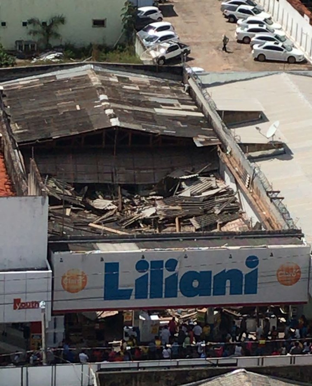 Teto de loja desaba; havia pessoas no local