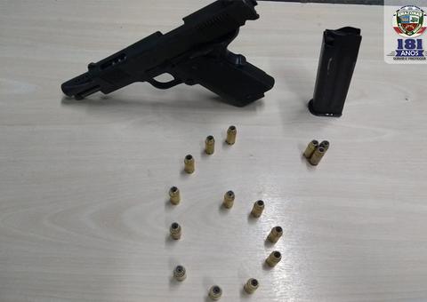 No meio de grupo, polícia encontra homem com pistola e 15 balas em Manaus
