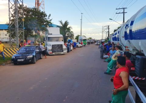 Caminhoneiros fazem protesto e bloqueiam acesso a distribuidoras no Distrito Industrial