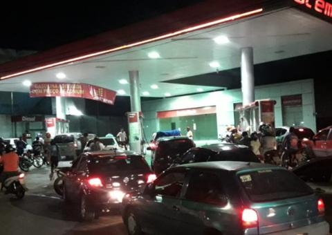 Desespero por gasolina leva motoristas a formarem filas gigantescas em postos de Manaus