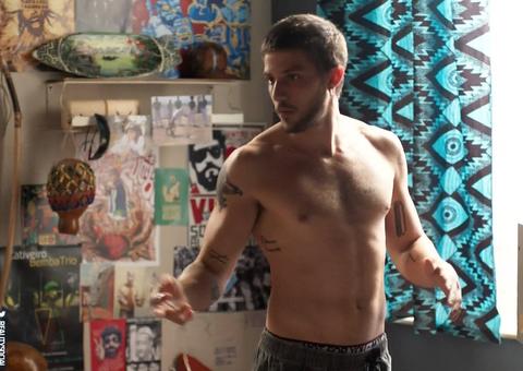 Internautas piram com Chay Suede vivendo garoto de programa em novela